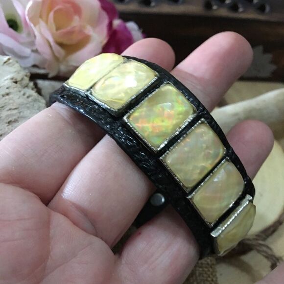 pearlescent and black leather snap cuff bracelet - Picture 3 of 5